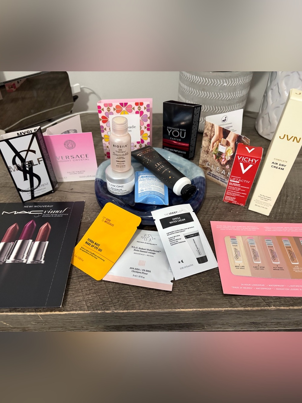 Assorted Women’s Makeup & Skincare Sample Kit - Mixed Colors